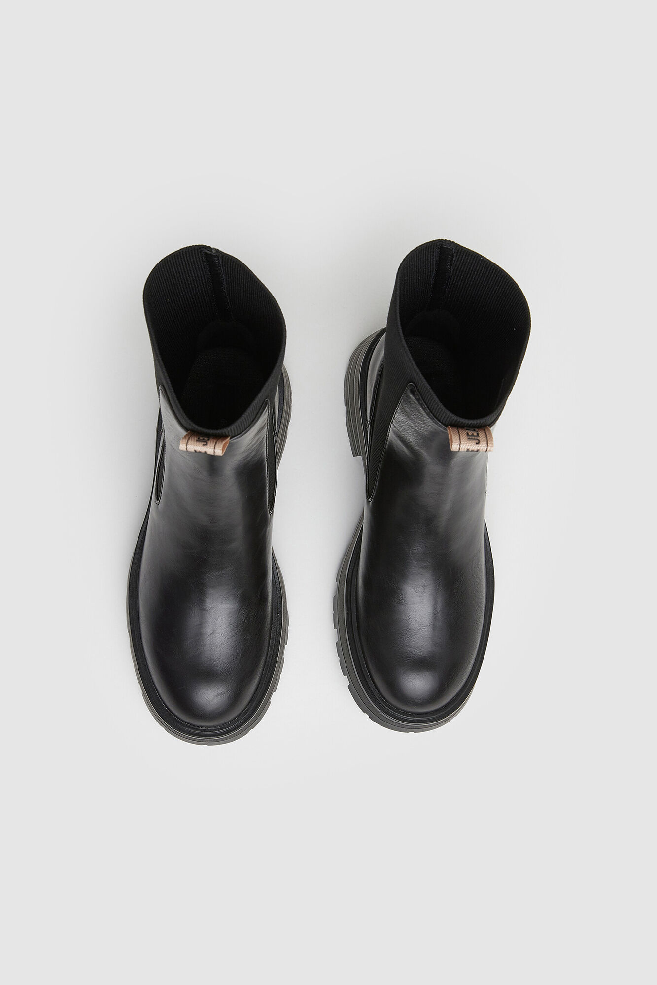 Botas de cano curto com elásticos