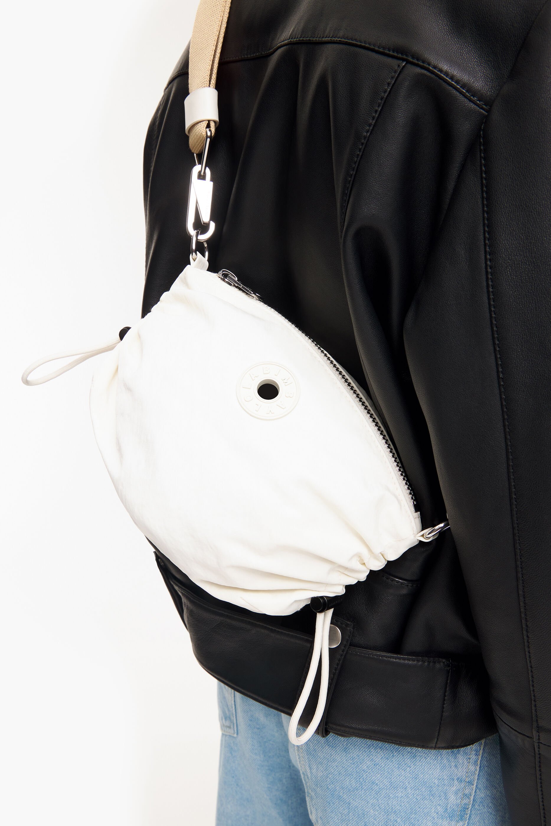 Bolsa de ombro pequena em nylon com detalhes em pedraria.