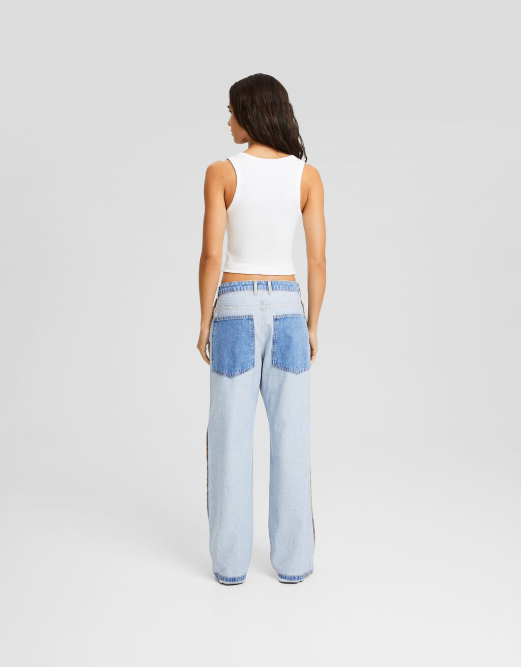 calças jeans largas ao contrário