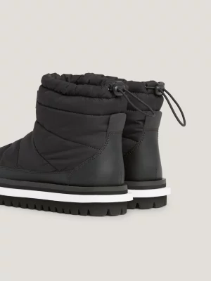 Botas de neve com cravos acolchoados reciclados