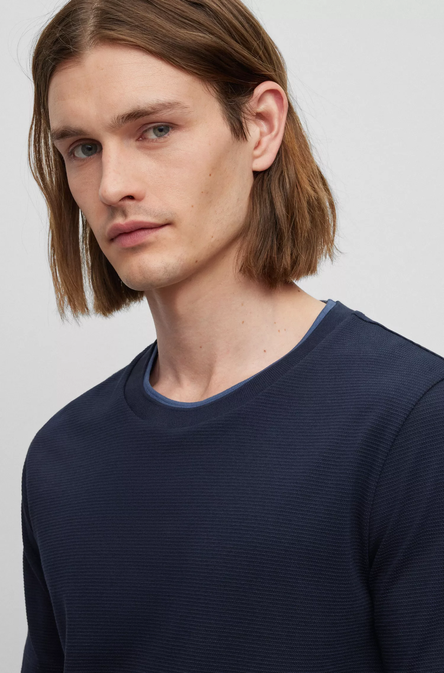 Camiseta BOSS preta de corte slim, confeccionada em algodão estruturado com gola dupla.