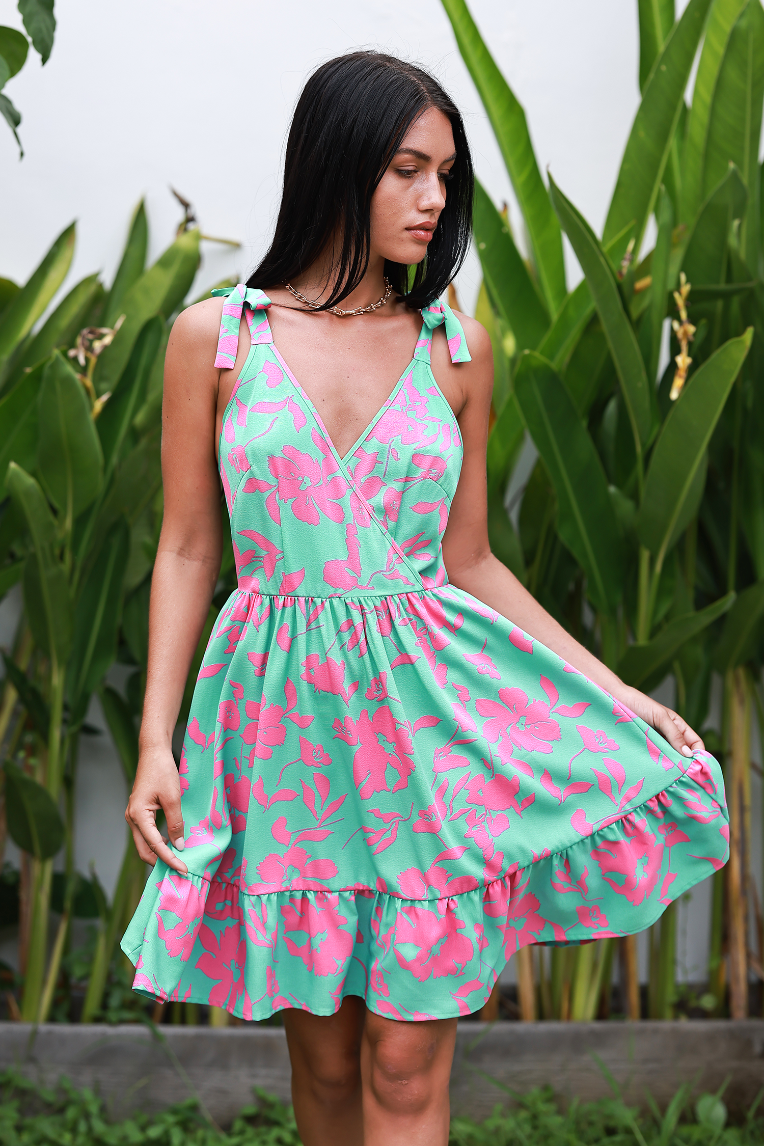 Robe mini fleurie sans manches à col en V