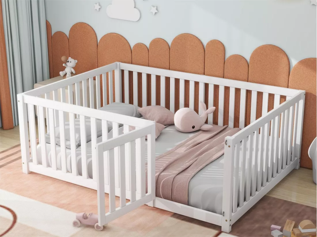 Lit bébé 140 x 200 cm sol en bois Cadre de lit avec clôture et porte, blanc