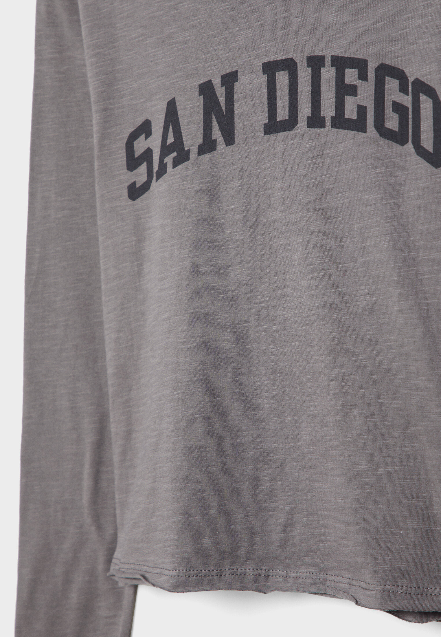 Camiseta com decote canoa