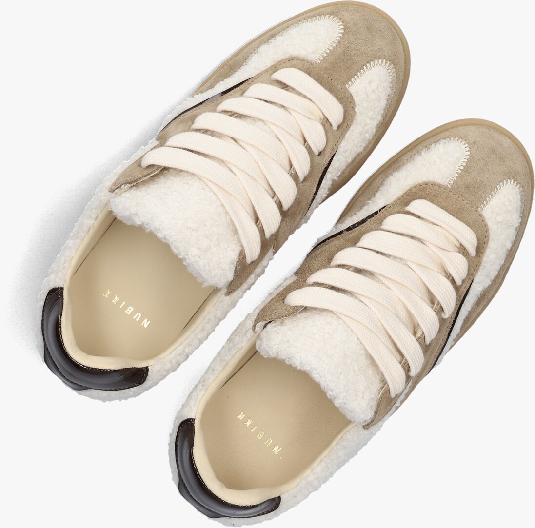 beige nubikk lage sneakers ray owen studs