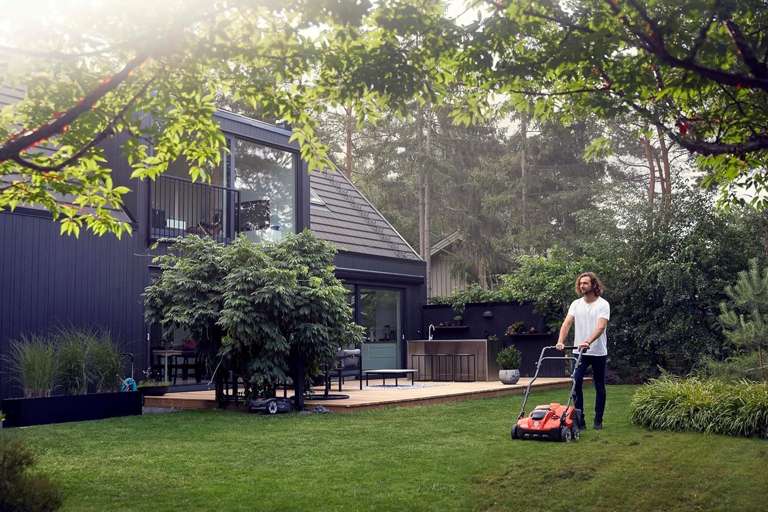 Husqvarna S138i Akku-Rasenvertikutierer – 36V Akku-Vertikutierer mit 37,5 cm Arbeitsbreite, Einstellbarer Tiefe, klappbarem Griff, doppeltem Akkufach und Save™-Modus – Ohne Akku und Ladegerät