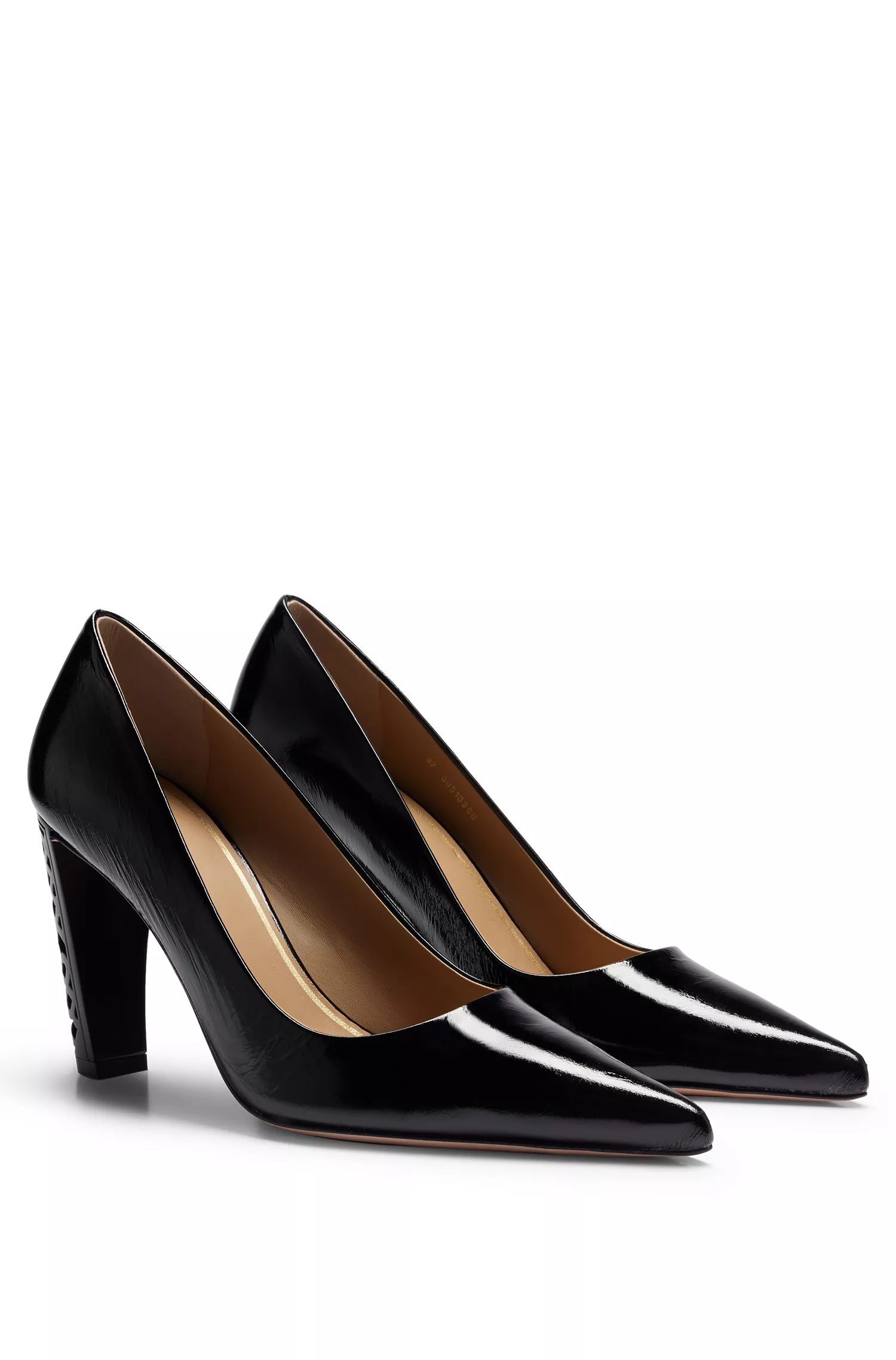 Sapatos de salto alto BOSS em couro preto com detalhes de monograma nos saltos.