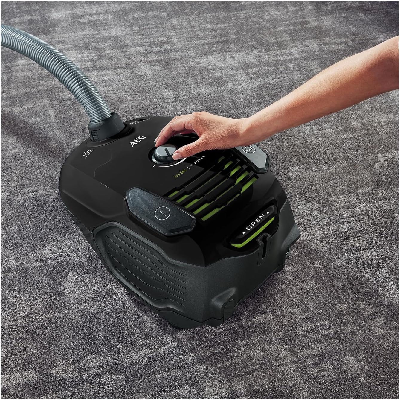 AEG VX6-2-ÖKOX Staubsauger mit Beutel (60% Recyclingmaterial, inkl. Zusatzdüsen, für Hart- und Teppichböden, 9 m Aktionsradius, ergonomischer Handgriff, 800 Watt, neue technische Version) schwarz/grün