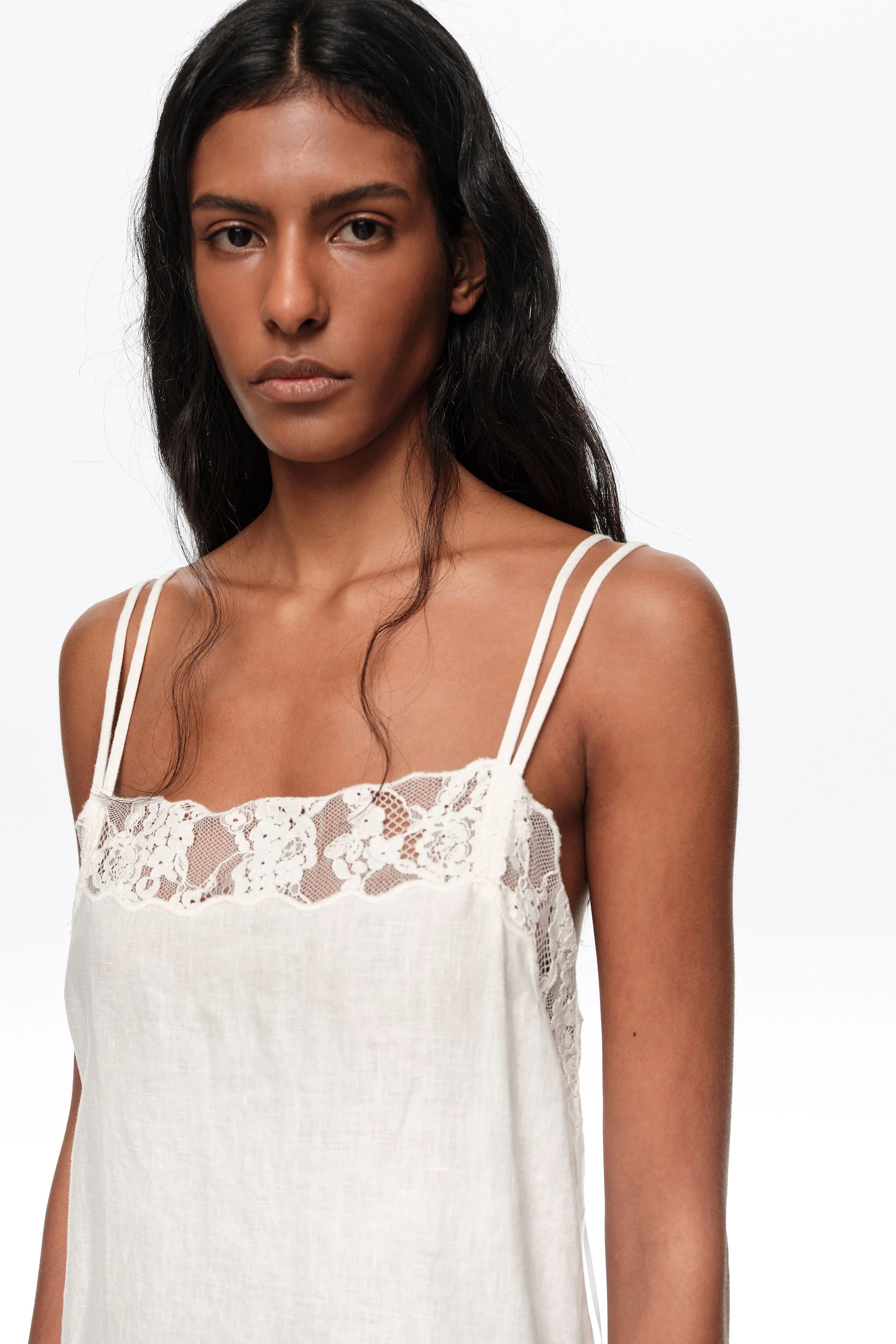 Vestido midi de linho branco lavado com renda