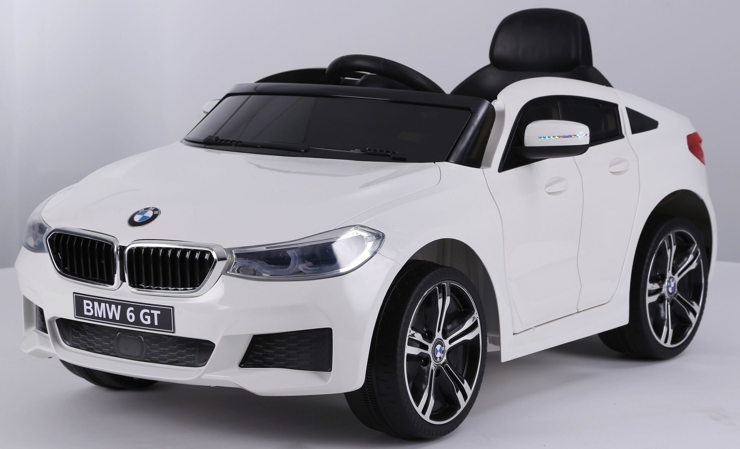 Carrinho elétrico infantil da Toys Store, modelo BMW Série 6 GT FB USB, com capacidade de carga de 35 kg, conexão AUX/USB, som de buzina e motor no volante e controle remoto.