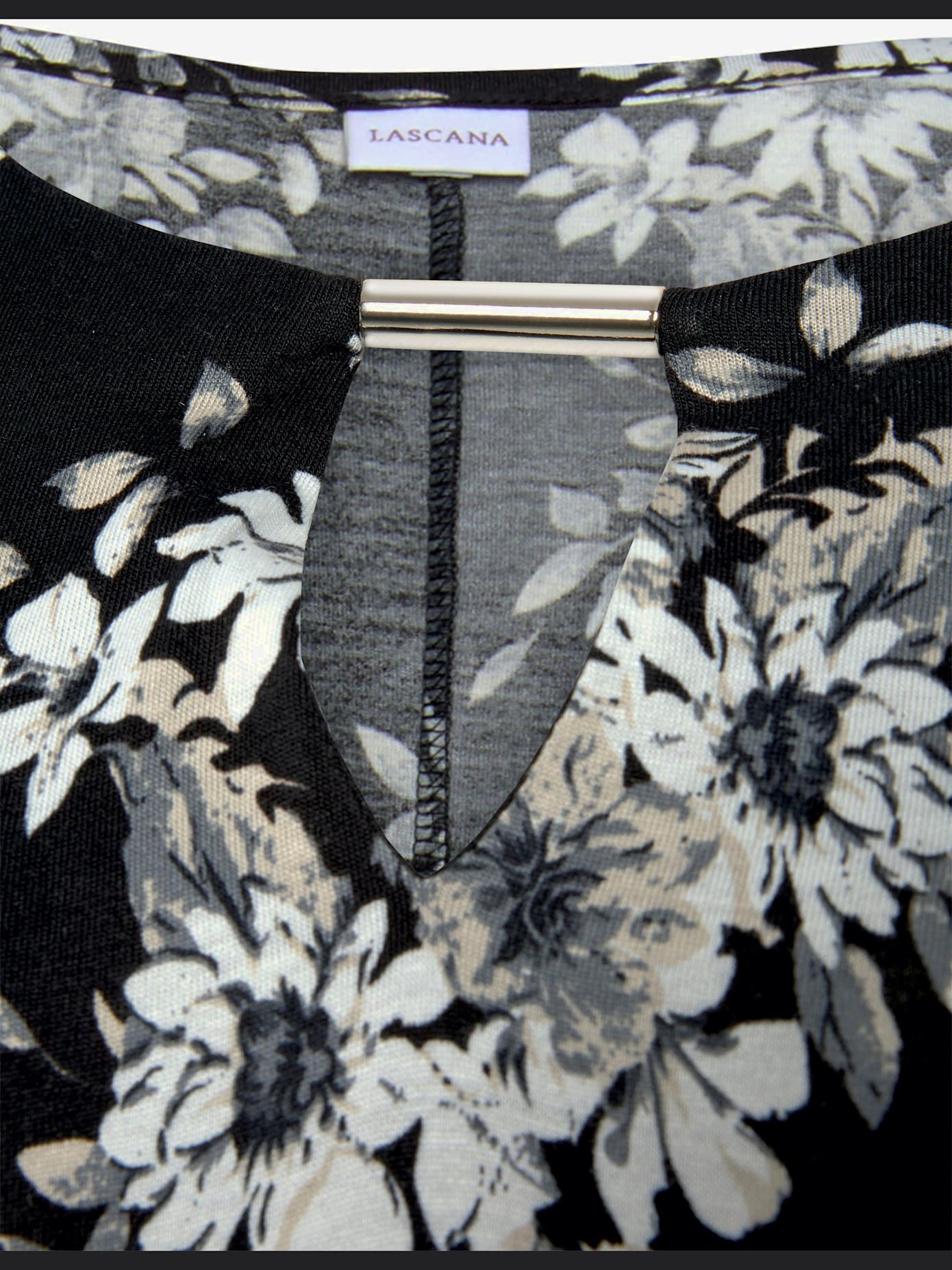 T-shirt long accessoire décoratif à l'encolure trou de serrure