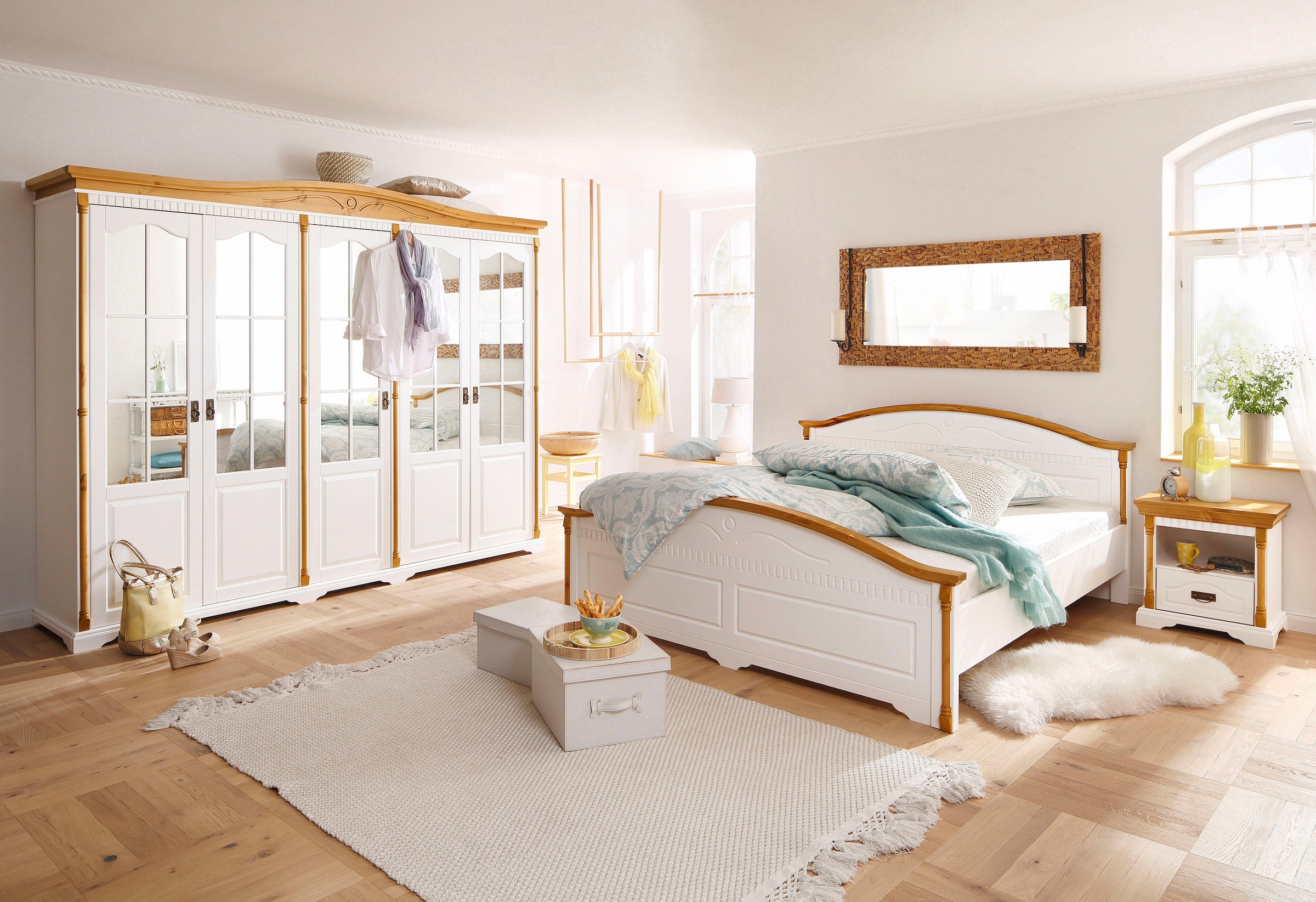Home affaire Massivholzbett »Graz, hohe Belastbarkeit, klassischer Landhausstil, FSC® zertifiziert« Breite/Belastbarkeit 180cm/220 KG, 90cm/=120KG,  mit dekorativen Fräsungen, inklusive Lattenrost