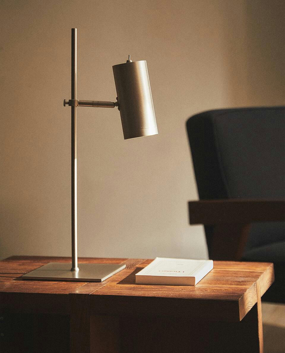 LUMINÁRIA DE MESA RECARREGÁVEL POR USB EM METAL PRATEADO