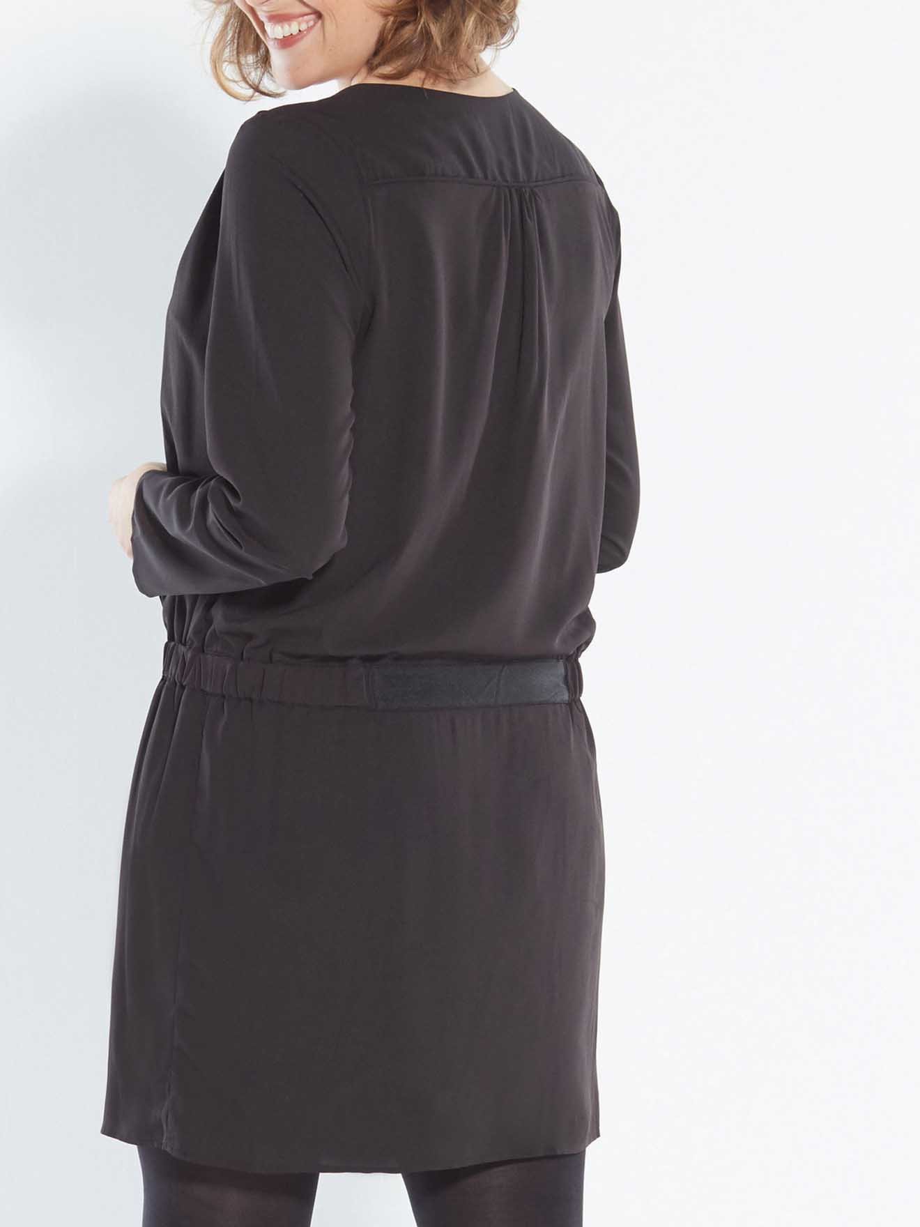Robe courte unie poitrine généreuse