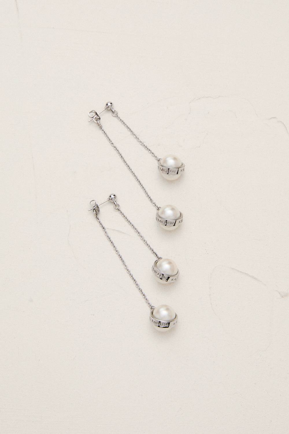 KarenMillen Boucles d'oreilles pendantes double goutte à logo perle en ton argenté