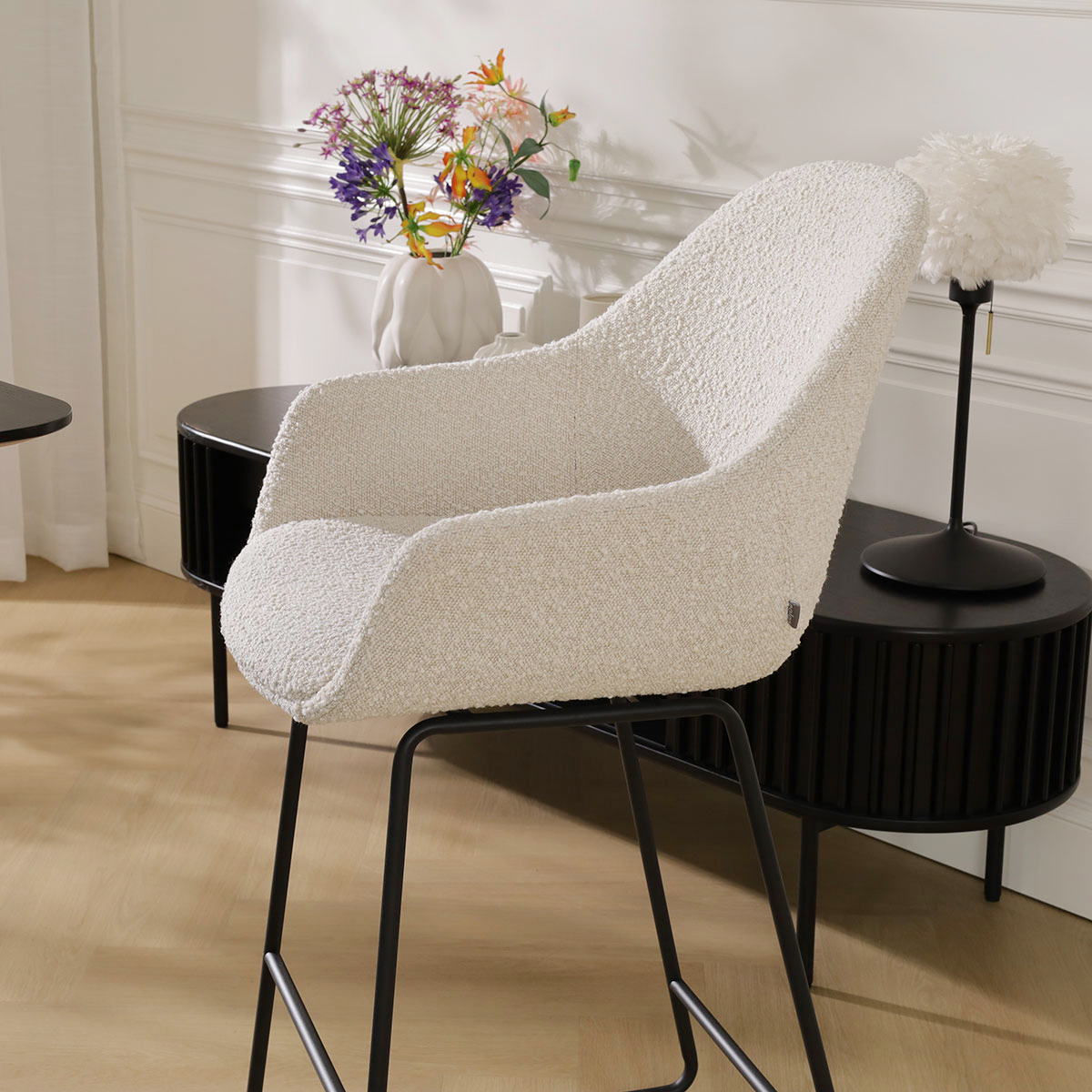 Barkruk Nino-Mae bouclé beige - zwart onderstel - 75 cm