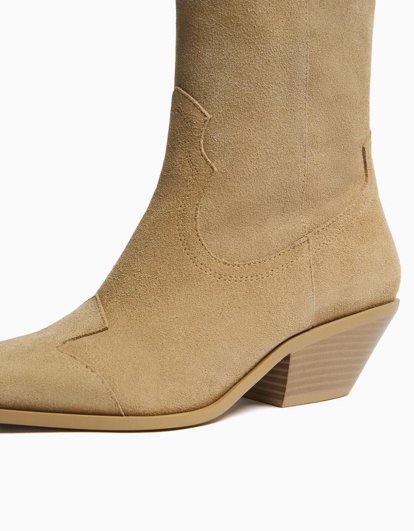Botas de cano curto estilo cowboy com salto, em couro.