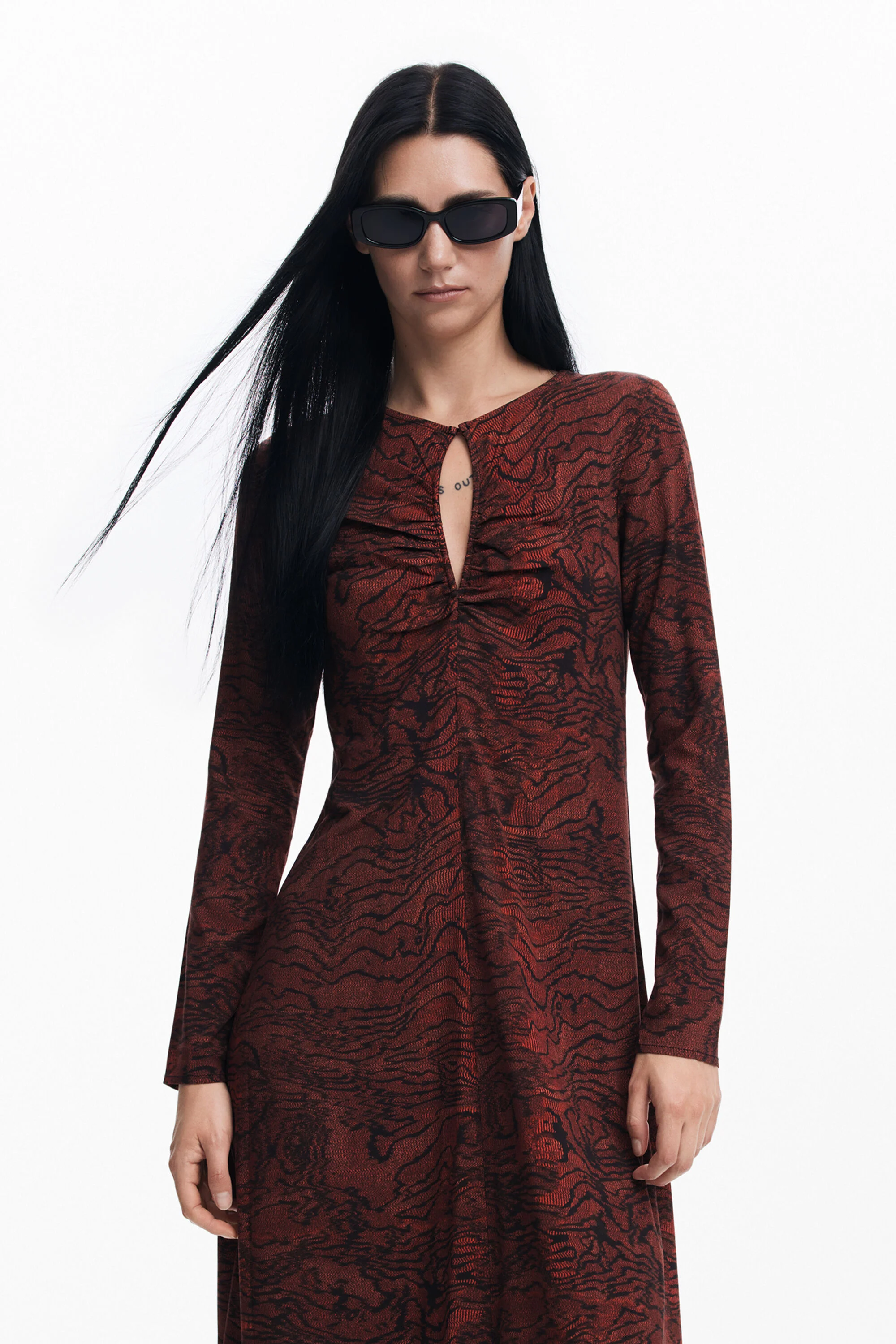 Vestido com linhas irregulares