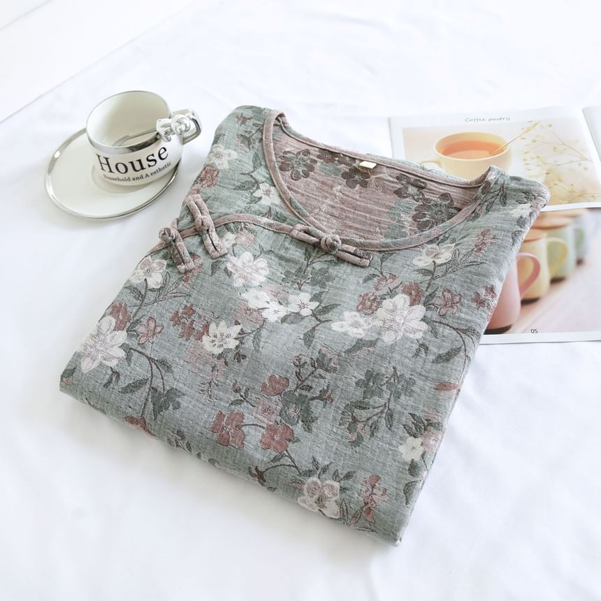 Somnus - Pyjamajurk met lange mouwen, ronde hals, bloemenprint en kikkersluiting