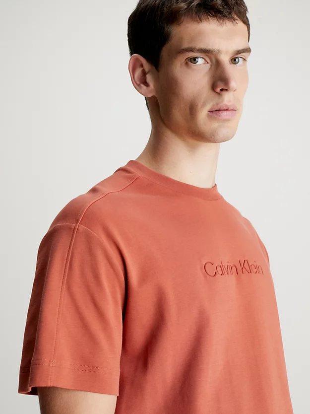 Camiseta com logotipo gravado