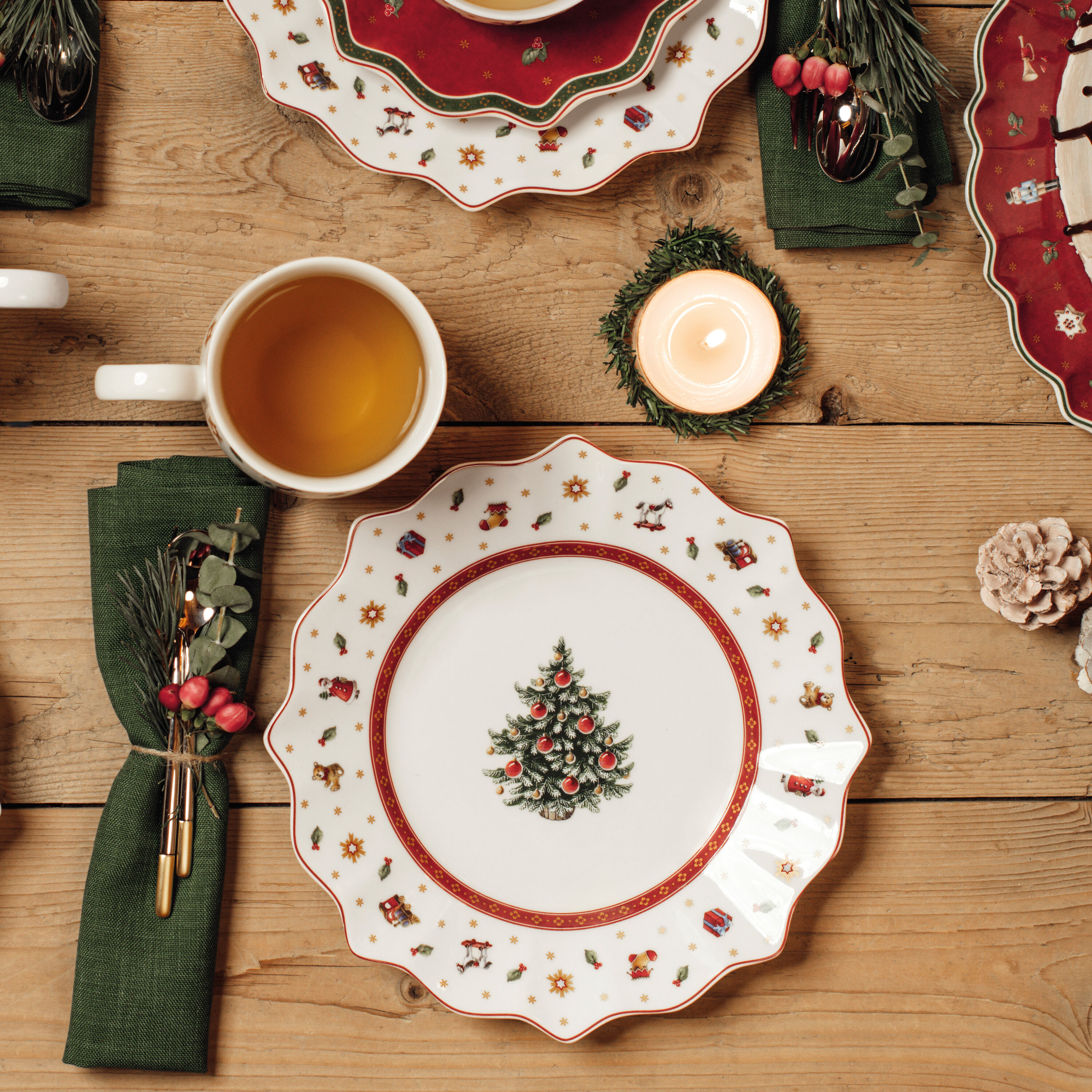Toy's Delight Appetizer and dessert plate Red, 9.7'', Premium Porcelain