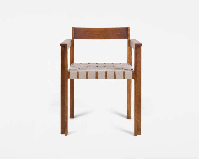 Frama Symmetry eetkamerstoel met armleuning Honey Ash Wood / Oat Fabric