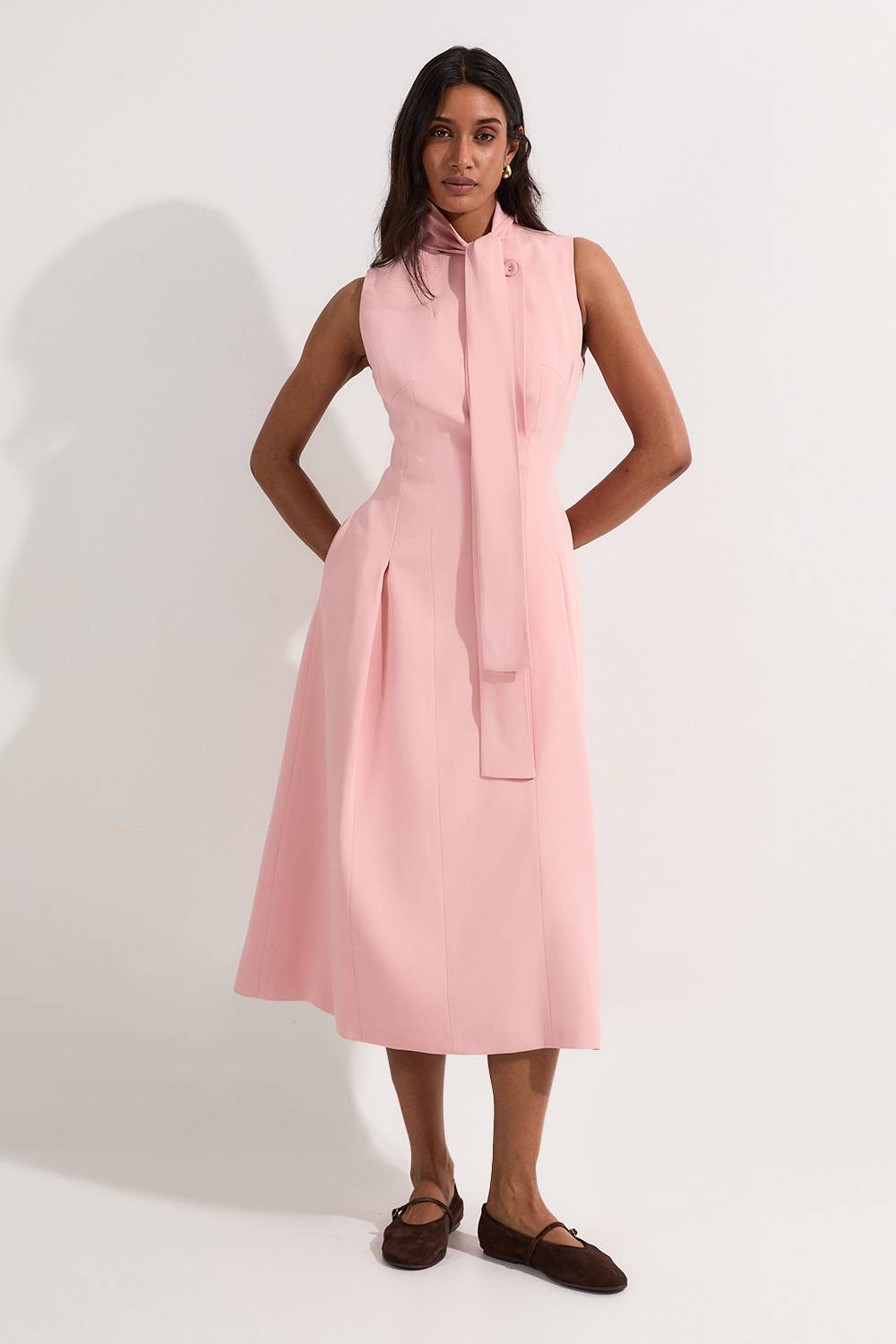 KarenMillen Robe midi ajustée en viscose extensible compacte à col noué et jupe pleine