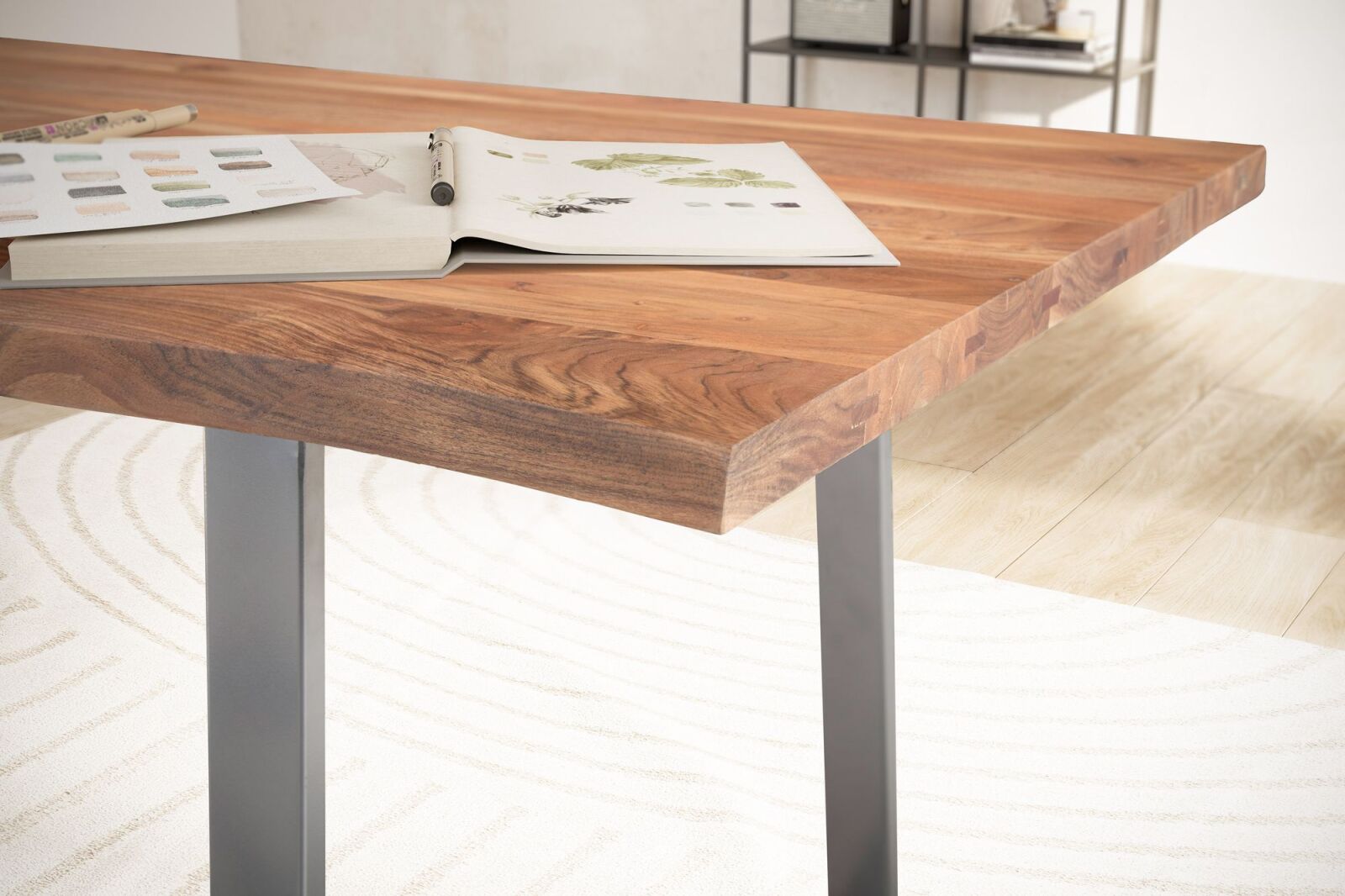 Schreibtisch - Akazie Massivholz - Trapezbeine chromfarben - 180x90 cm