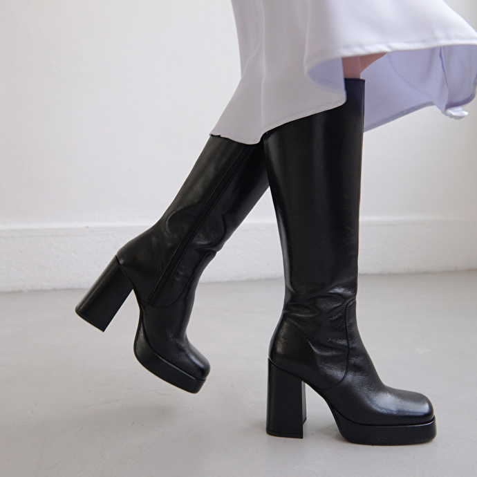 Bottes à talons et bouts carrés  en cuir vielli noir
