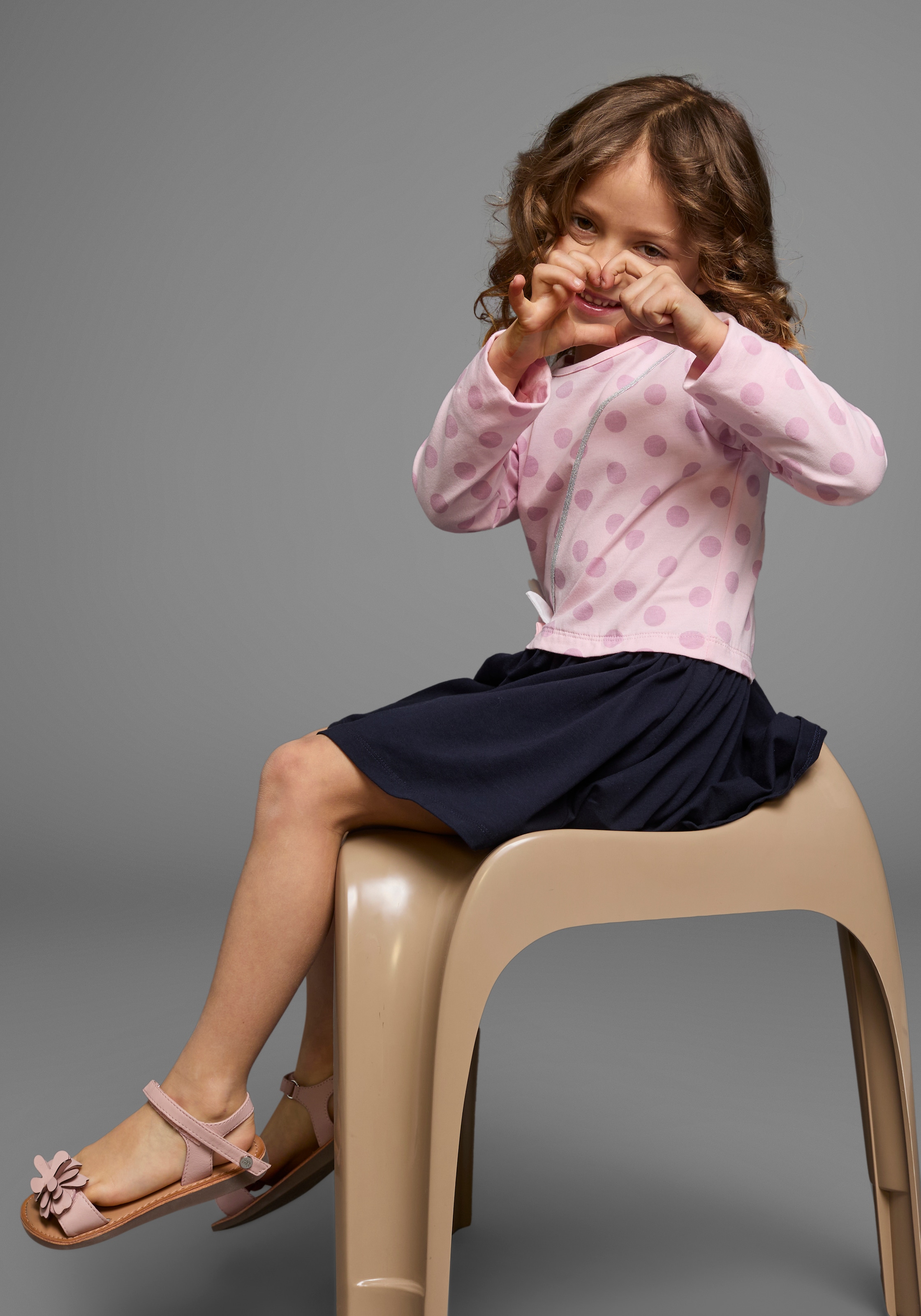KIDSWORLD Jerseykleid »für kleine Mädchen« aufgesetzte Tasche ideal für festliche Anlässe,  kniefreie Länge