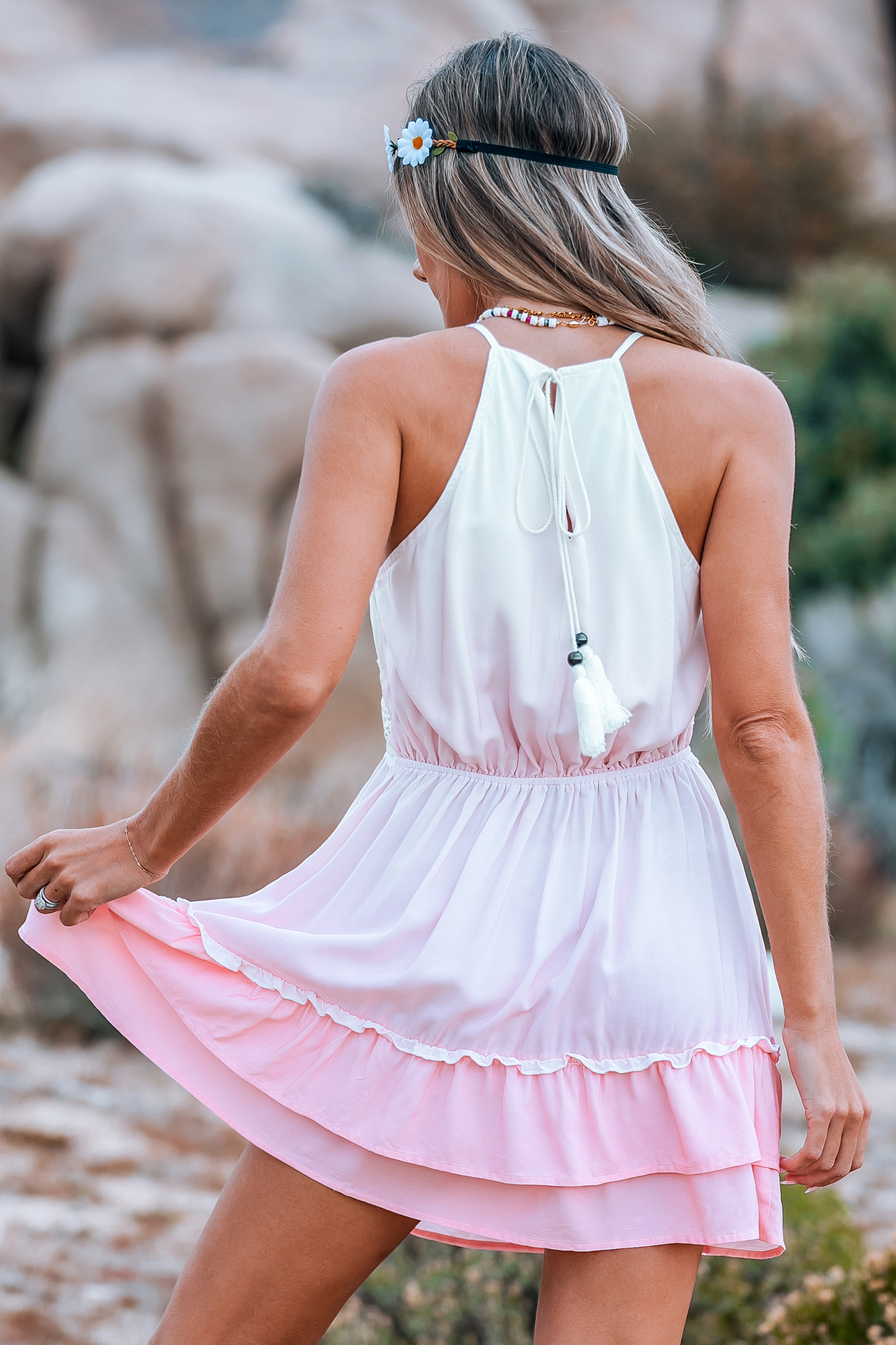 Robe mini sans manches en dentelle à dégradé rose et blanche