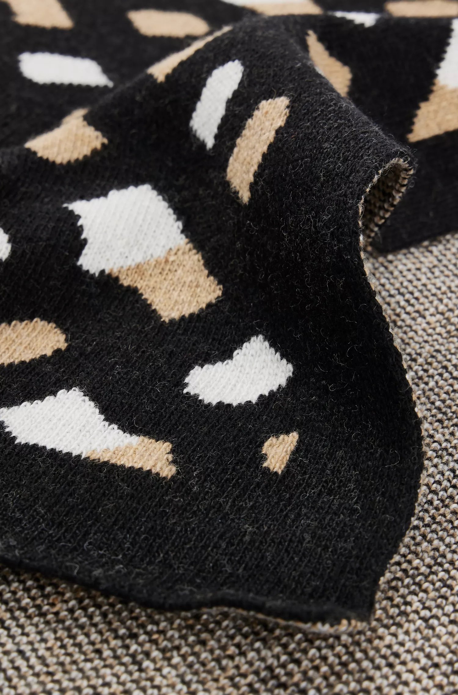 Manta BOSS preta com monograma em jacquard, feita de lã e cashmere.