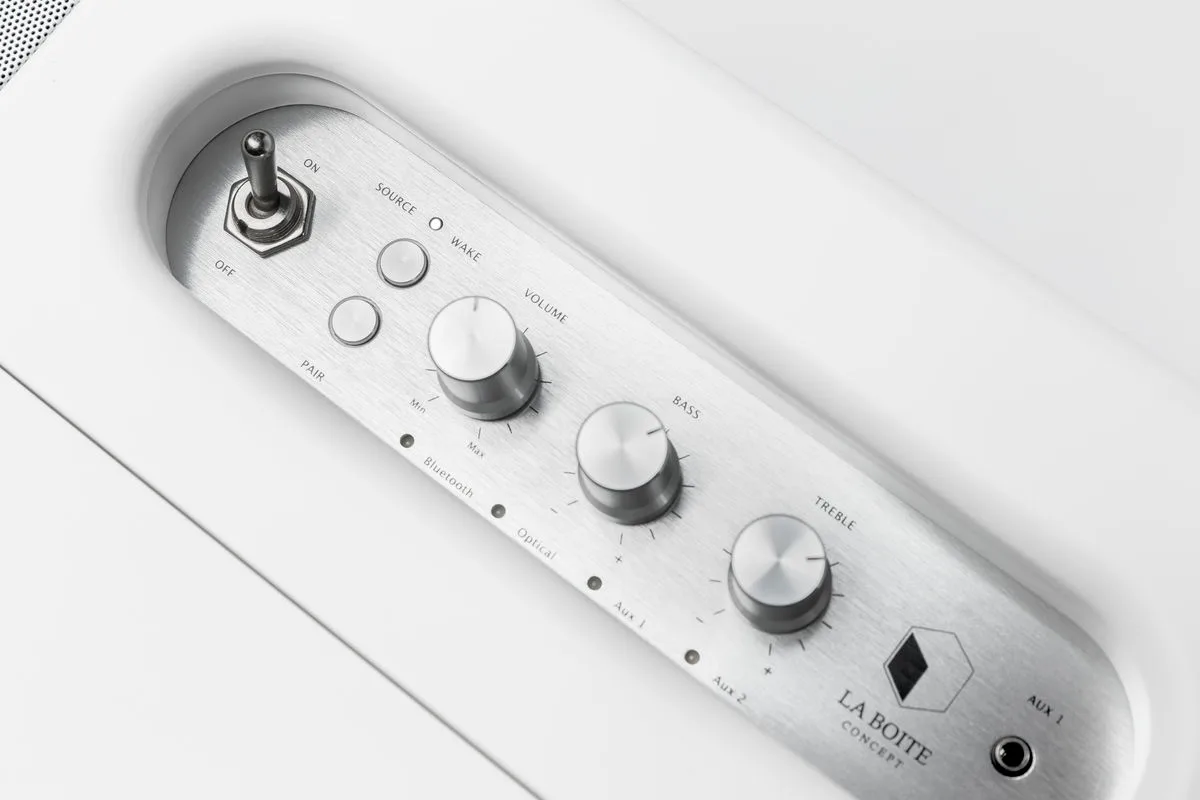 La Boîte Concept Cube Corian Séries Blanc et Chêne massif Enceintes connectées