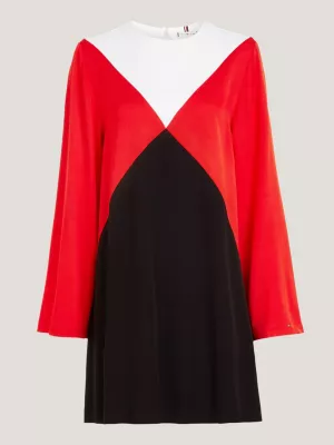 Vestido Argyle com blocos de cores, modelagem acinturada e evasê.