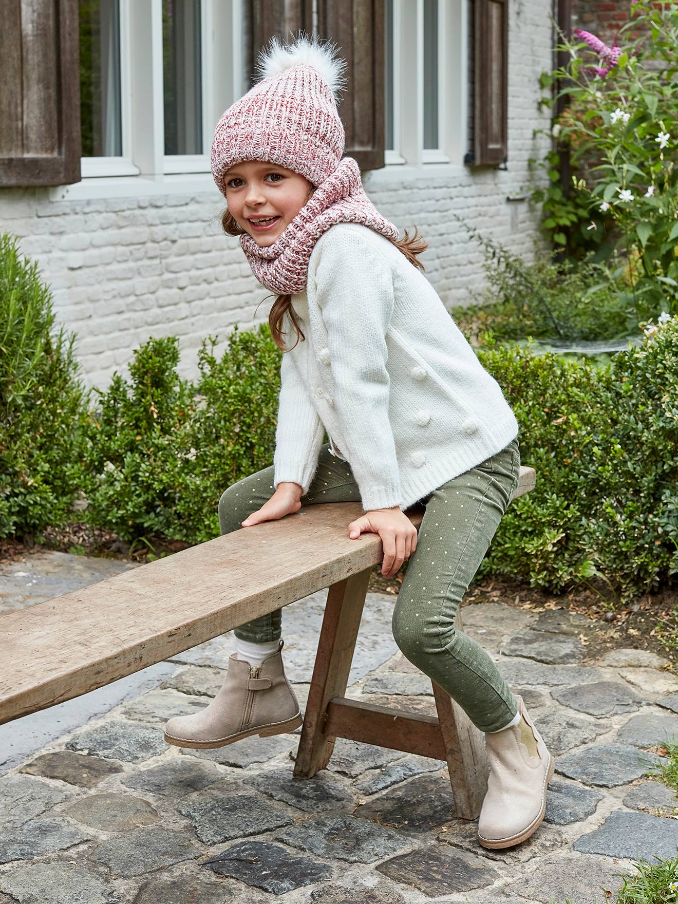 Calças de veludo cotelê slim fit da MorphologiK com bolinhas iridescentes para meninas, com modelagem ajustada no quadril e estampa verde médio.