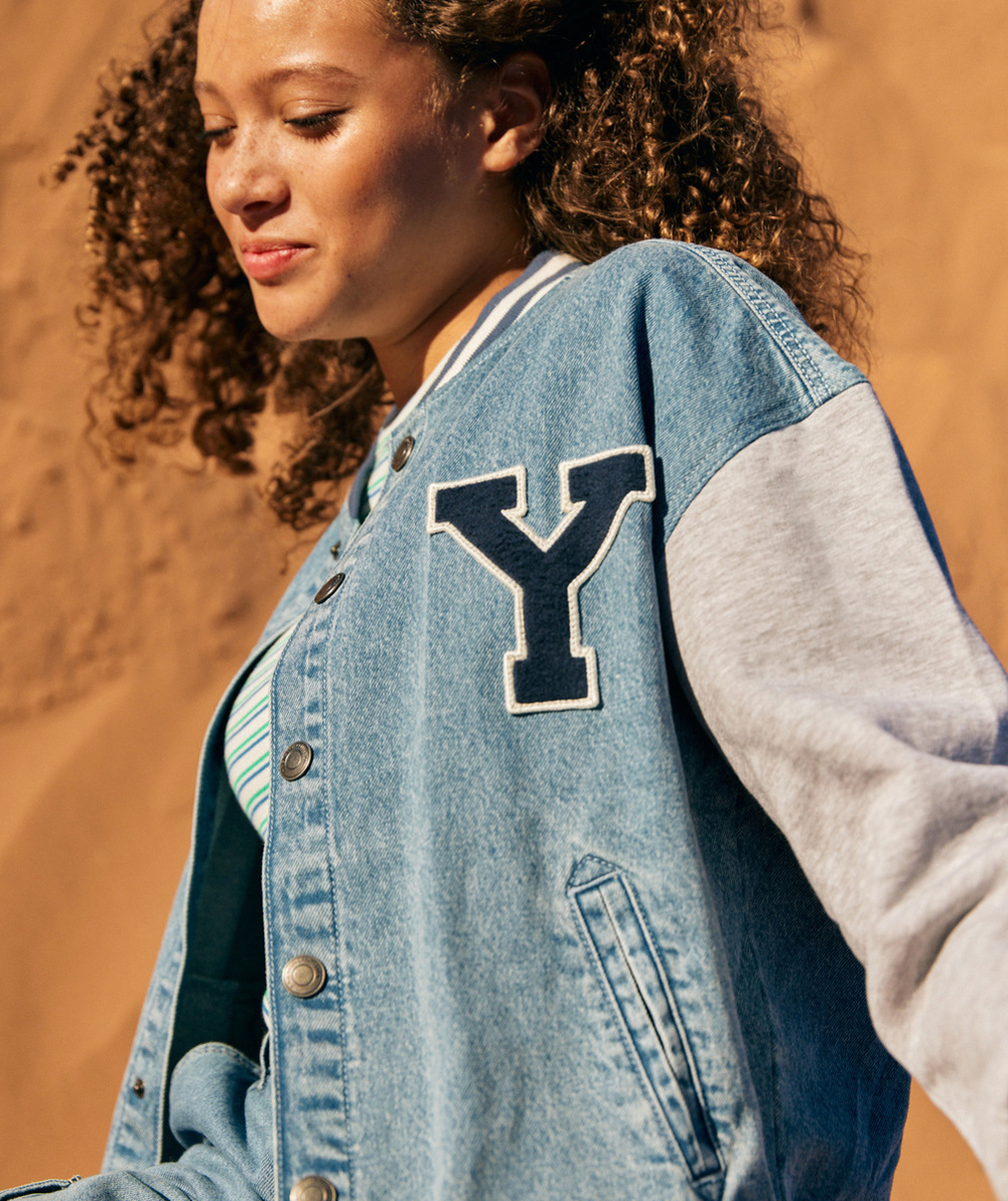 VESTE TYPE BOMBERS GARÇON EN DENIM LOW IMPACT ET PATCH BRODÉ