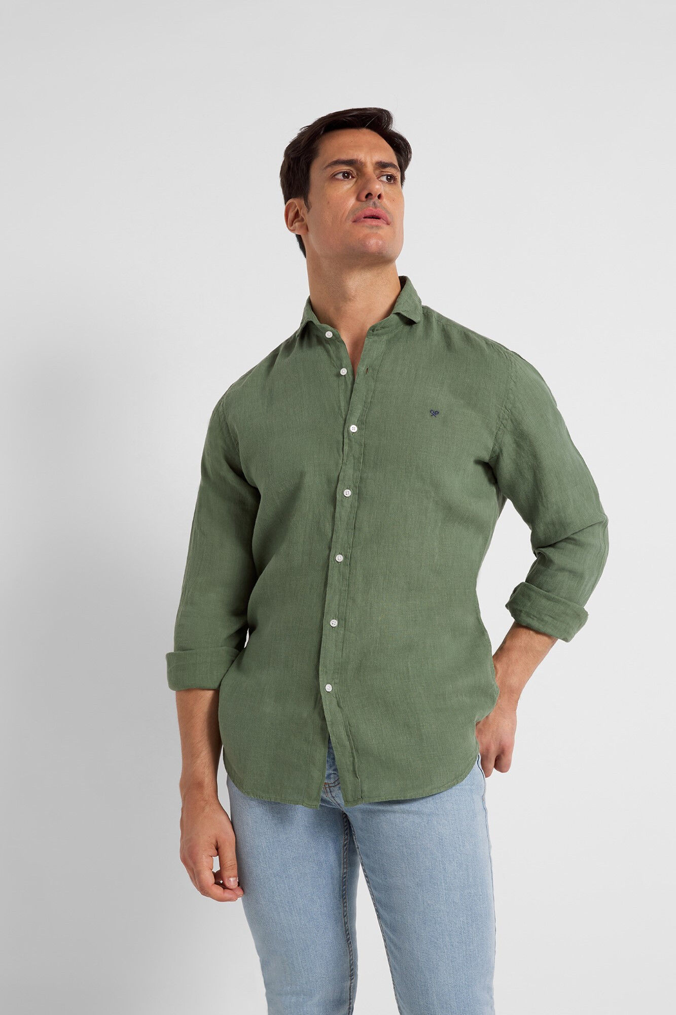Camisa esportiva verde-escura em linho natural