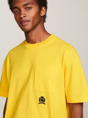 Camiseta com bolso e patch de brasão