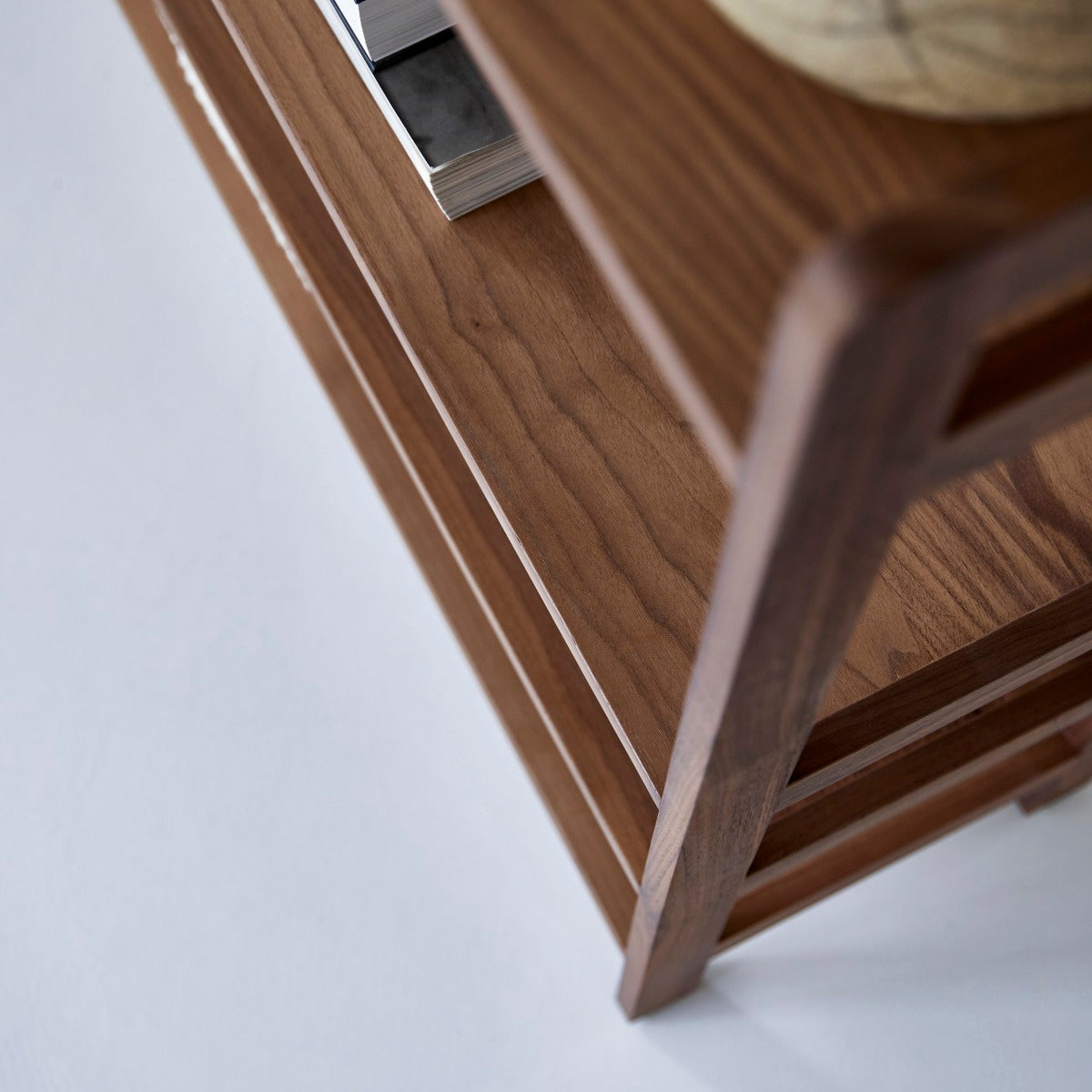 Tikamoon - Esmée - Hoog dressoir in notenhout