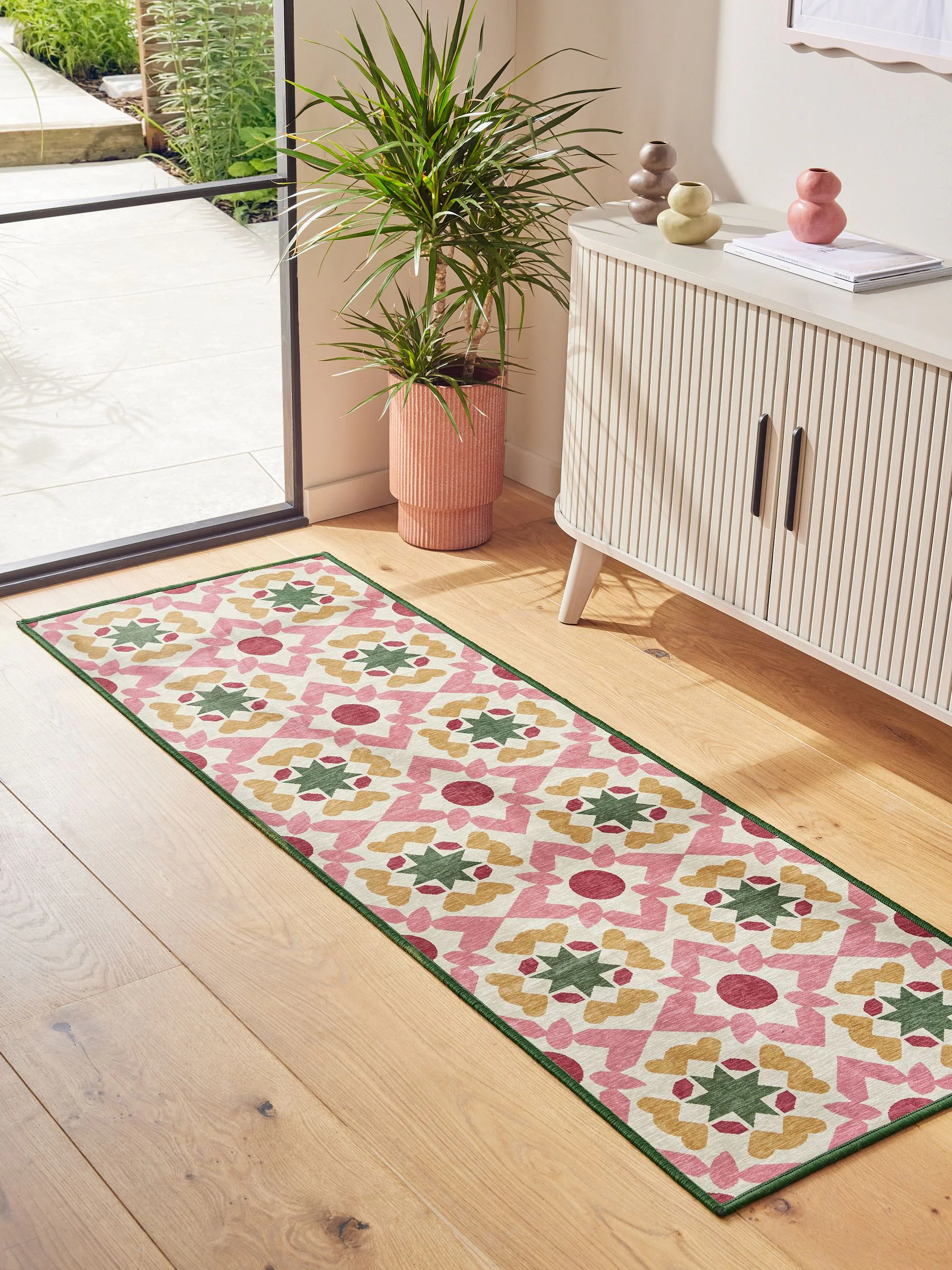 Wasbare loper met geometrische tegelprint