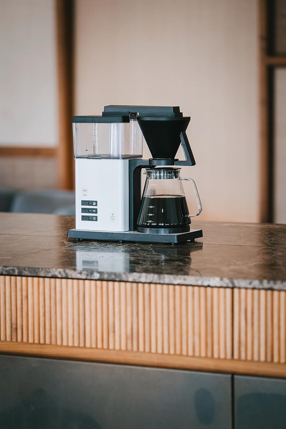 Melitta One – Filterkaffeemaschine mit Glaskanne, 92-96 °C Brühtemperatur und bis zu 10 Jahren Langzeitgarantie, für bis zu 10 Tassen Kaffee, Edelstahl-Oberflächen mit Lackierung in Cream White