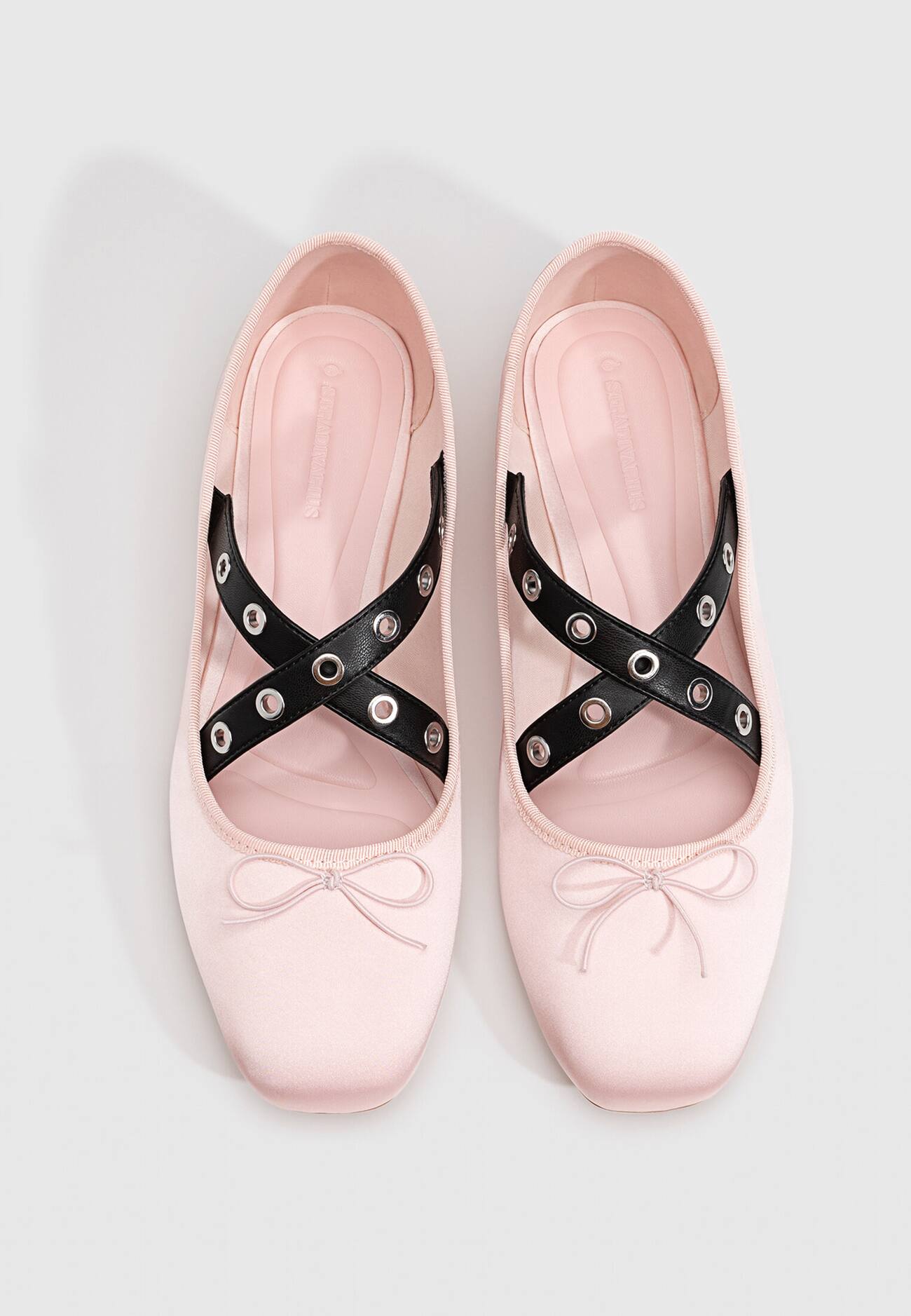 Sapatilhas de ballet com tiras cravejadas