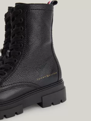 Botas de cano médio com cadarço em couro texturizado