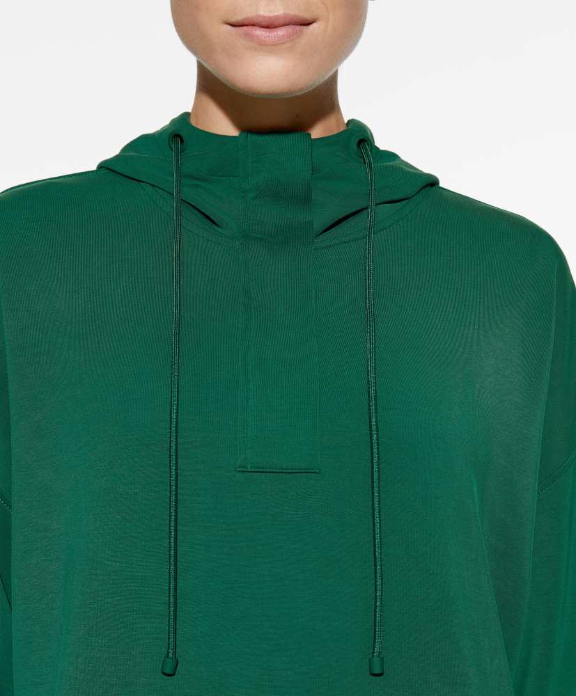 Moletom oversized em modal com toque macio e zíper.