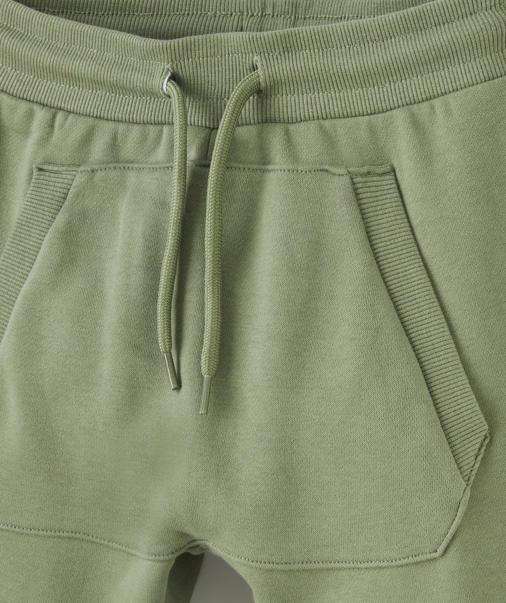 JOGGING GARÇON VERT EN FIBRES RECYCLÉES AVEC POCHE KANGOUROU