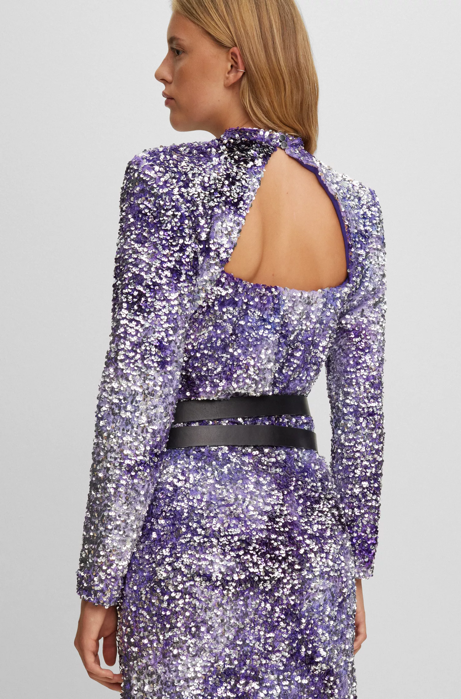 Vestido BOSS laranja, corte justo, com aplicações de lantejoulas e pregas frontais.