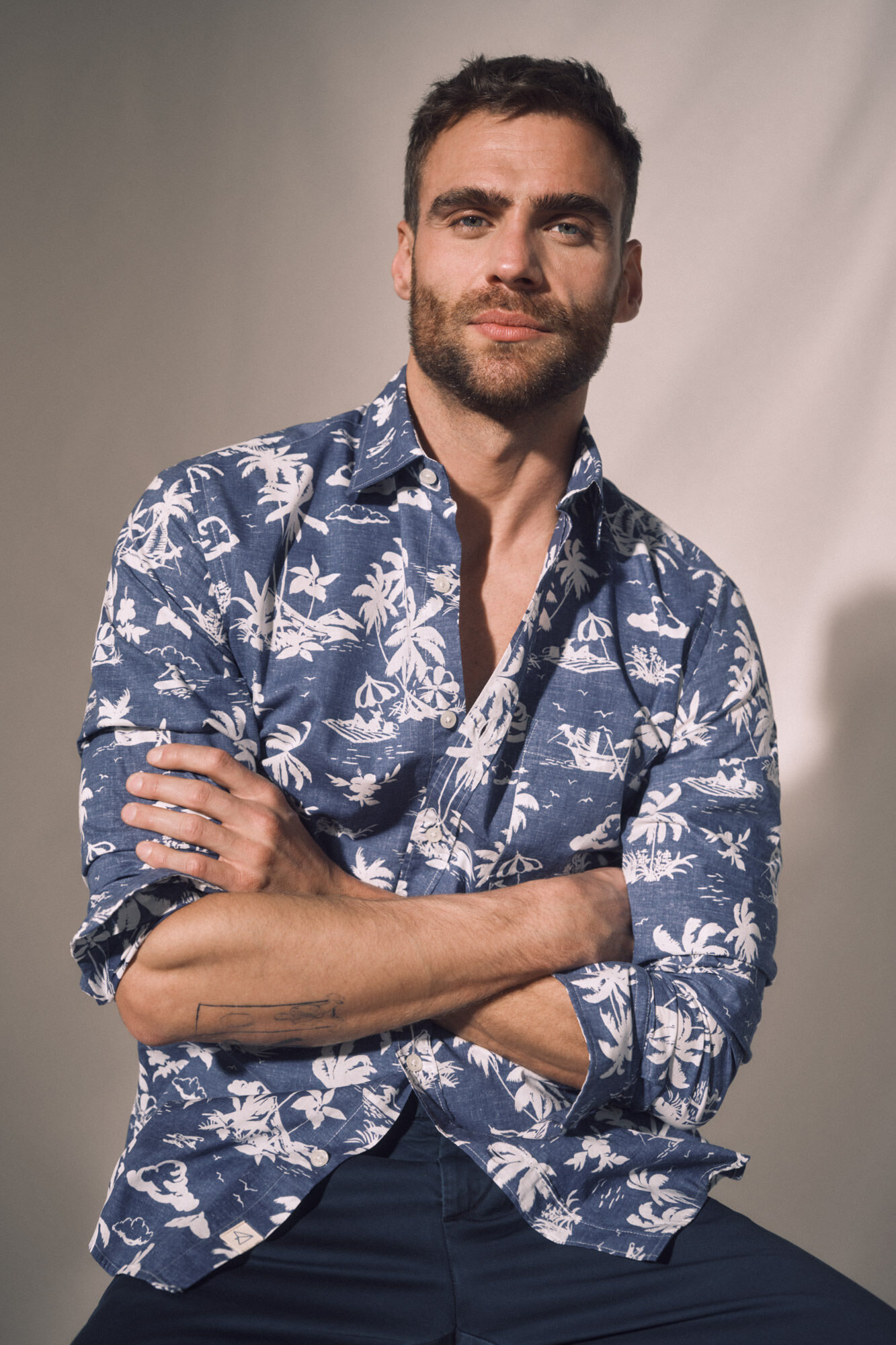 Camisa slim com estampa de palmeiras - Azul
