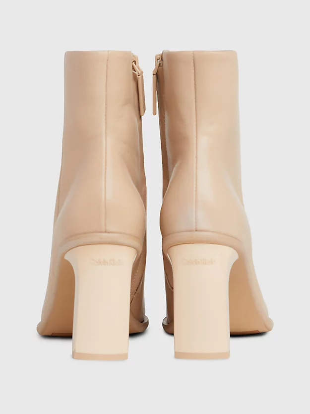Botas de couro até o tornozelo com salto