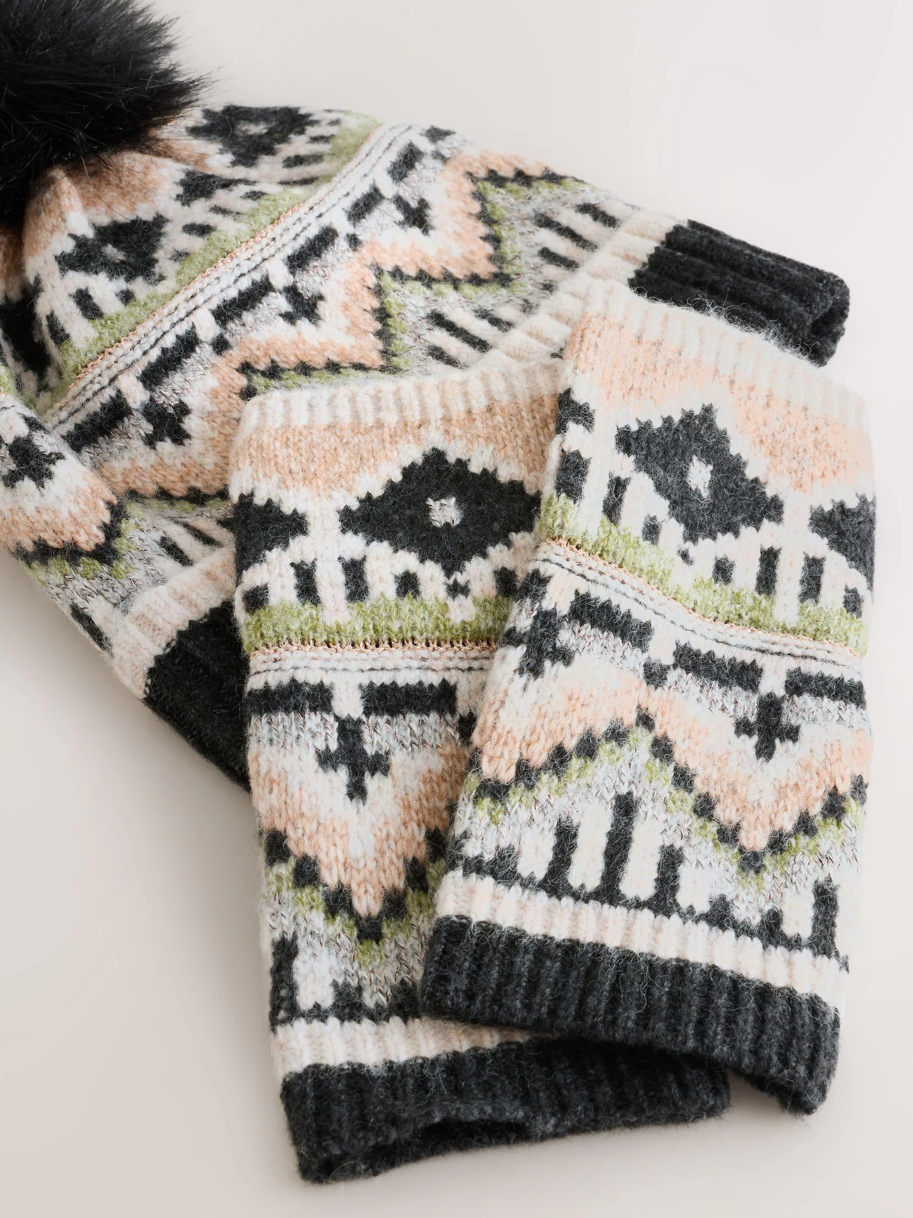 Zwart met fairislemotief - Pattern Knitted Pom Hat & Handwarmer Set