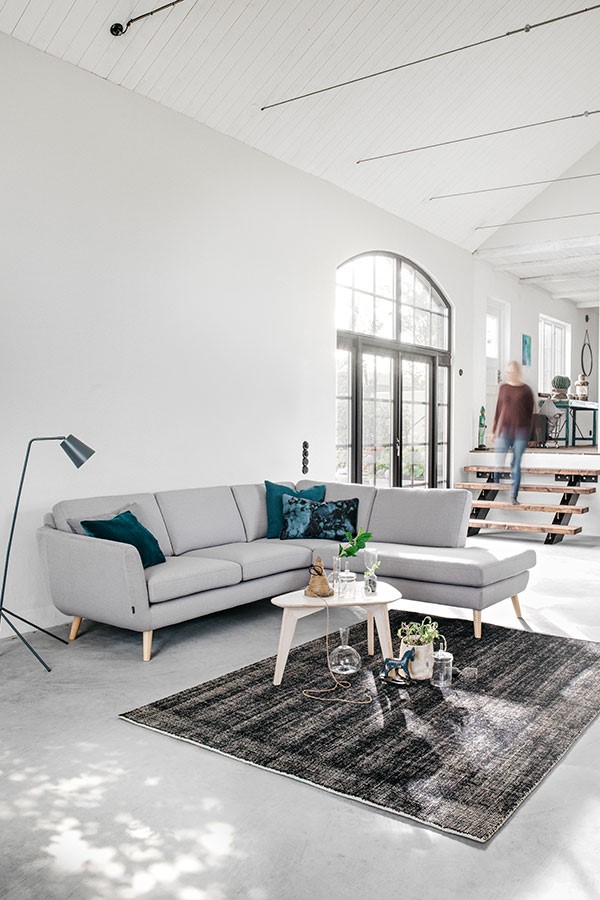 Sun hjørnesofa 2,5-seter med åpen ende høyre. I Cortina Silver med ubehandlede treben.